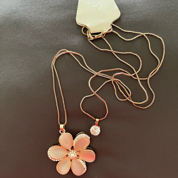 Flower gem necklace - Picture 3 of 3